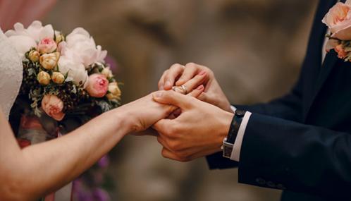 Unis par les liens du mariage et… par les cordons de la bourse